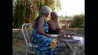 Leszbikus nagymamák a szabad ég alatt ujjazzák és nyalják egymást