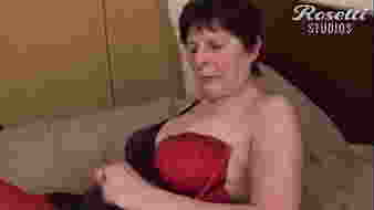 Piros harisnyában szexel a nagymama