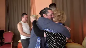 Első csoportos szexuális kalandom teljes filmben: leszbikus orgia magas sarkúban és csipkés fehérneműben