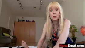 Nagymama titkos családi kéjjel ajándékozza meg a fiatal szomszédot